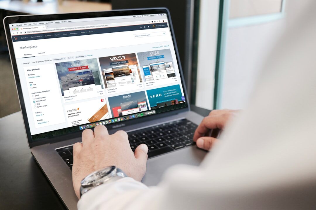 online news website on laptop